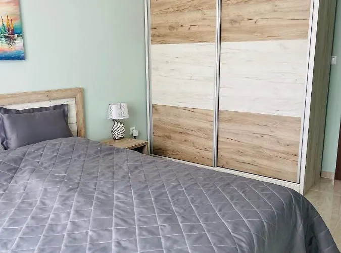 Admiral Plaza Apartment *